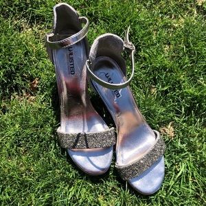 Silver sparkle pumps